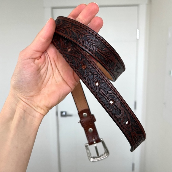 Chivis women’s western engraved leather belt - Handcrafted in Mexico - Picture 3 of 4